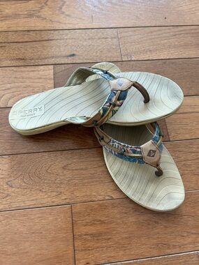 Sperry Women's Beige Flip Flop Sandals with Multicolor Patterned Straps